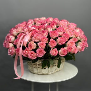 Композиция в корзине из 101 розы Джумилия в Красноармейске