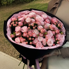 Букет из кустовых роз Бомбастик и гиперикума (50 см) в Красноармейске