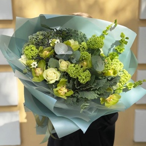 Букет "Виват" из Голландской гортензии, ягод вибирнума, орхидей, роз, брассики и орнитогалума  в Красноармейске