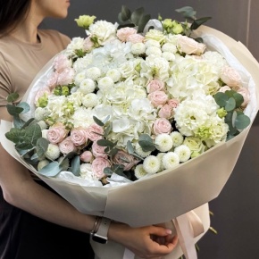 Букет "Пастелла" из кустовых пионовидных роз, Голландской Гортензии, эустомы, хризантемы Ньютон и эвкалипта в Красноармейске