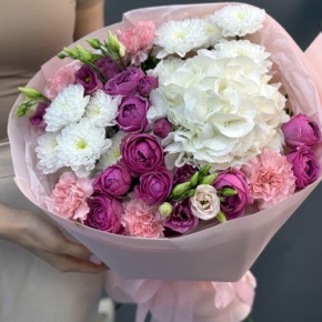 Букет "Вуаль" из хризантемы, кустовых пионовидных роз Мисти Баблз, диантусов, Голландской гортензии и эустом в Красноармейске