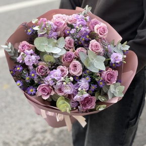 Букет "Хрустальный" из роз, астера и ароматных маттиол в Красноармейске