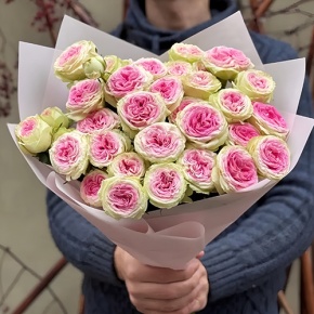 Букет "Лесли" из кустовых пионовидных роз (60 см) в Красноармейске