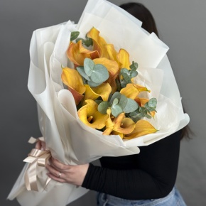 Букет из 17 оранжевых калл с эвкалиптом в Красноармейске