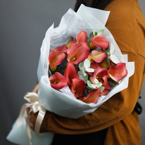 Букет из 17 нежных калл с эвкалиптом в Красноармейске