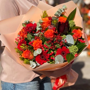 Букет "На заре" из роз, калины, скиммии, гиперикума, сафари, гербер и капса в Красноармейске