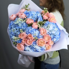 Букет "Тону в твоих глазах" из кустовых пионовидных роз Джульетта, хамелациума и гортензий в Красноармейске