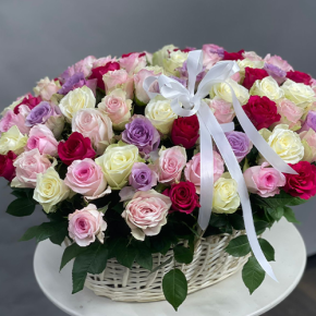 Композиция в корзине из 101 розы микс в Красноармейске