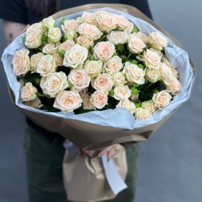 Нежный букет из 17 кремовых кустовых роз (60 см) в Красноармейске