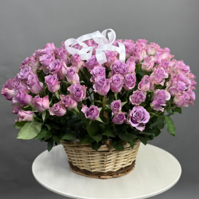 Композиция в корзине из 131 кенийской розы (40 см) в Красноармейске
