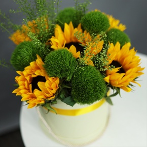 Композиция в шляпной коробке из подсолнухов и диантусов люкс в Красноармейске