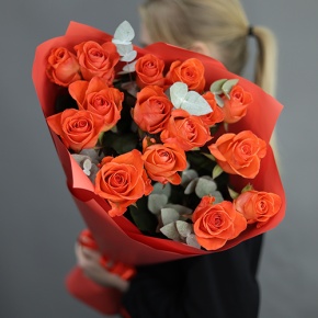 Букет из 15 морковных роз с эвкалиптом (70 см) в Красноармейске