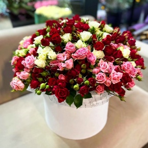 Композиция в шляпной коробке из 101 кустовой розы микс (50 см) в Красноармейске