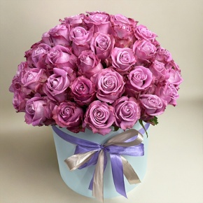 Композиция в шляпной коробке из 51 розы Меритим в Красноармейске