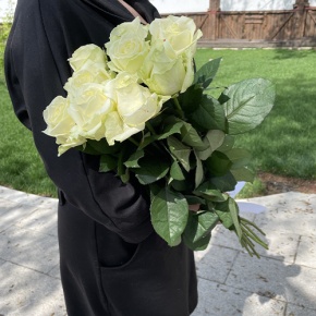 Букет из 9 белых роз (70 см) в Красноармейске