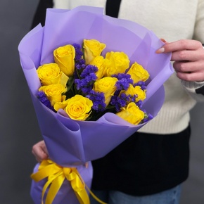 Букет "Лейкерс" из лимонных роз и статицы в Красноармейске