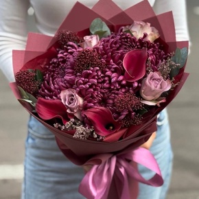 Букет "Импульс" из скиммии, калл, роз и хризантем Бигоуди в Красноармейске