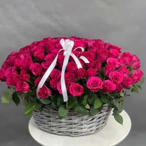 Композиция в корзине из 101 малиновой розы (40 см) в Красноармейске