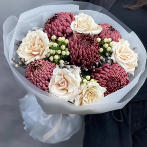 Букет "Всё что тебе касается" из хризантем Бигоуди, роз Эквадор Квиксенд и гиперикума в Красноармейске