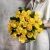 Букет из 25 лимонных роз с рускусом (40 см) в Красноармейске