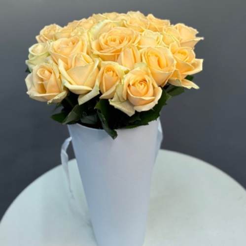 25 кремовых роз в конусе в Красноармейске
