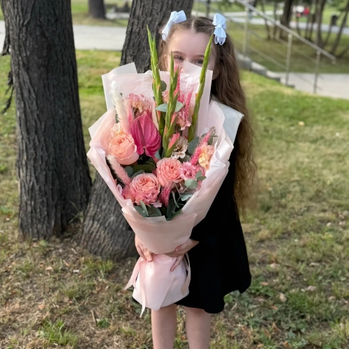 Букет на 1 сентября с гладиолусами, розами и антуриумом в Красноармейске