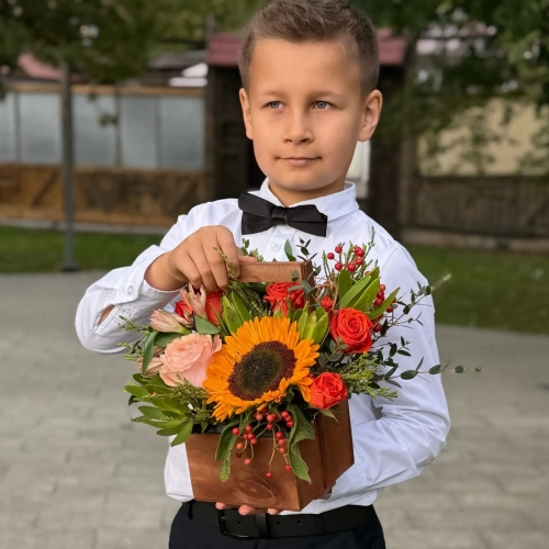 Деревянный ящик с подсолнухом, розами и калиной в Красноармейске