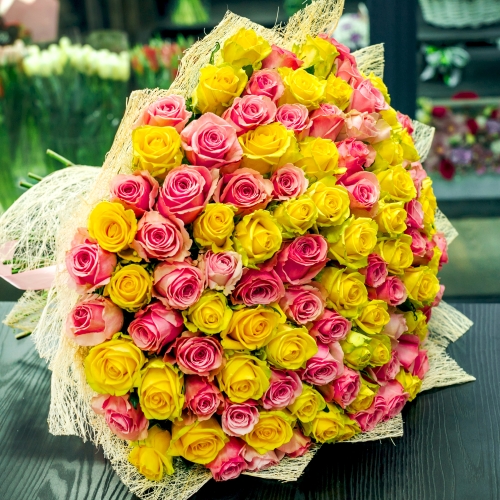 Букет из 101 розовой и лимонной розы (50 см) в Красноармейске