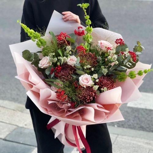 Букет "Вернисаж" из калины, хризантем Бигоуди, молюцеллы, паникума, роз и астранции в Красноармейске