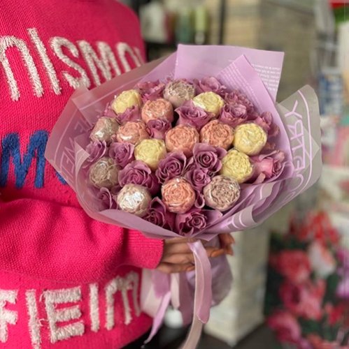 Букет из роз и шоколадных пионов в Красноармейске