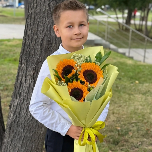 Букет на 1 сентября из 3 подсолнухов и лимониума в Красноармейске