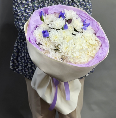 Букет "Грация" из ирисов, гортензии и кустовых хризантем в Красноармейске