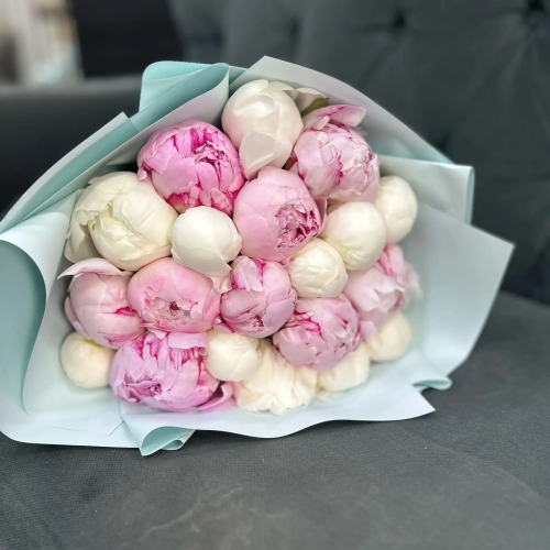 Микс из 19 бело-розовых пионов в Красноармейске