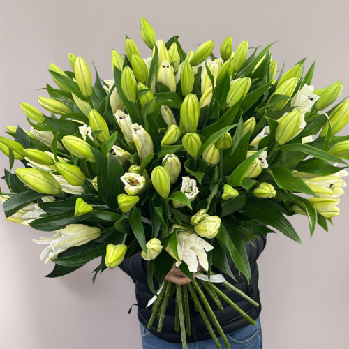 Объемный букет из 27 ароматных белых лилий в Красноармейске