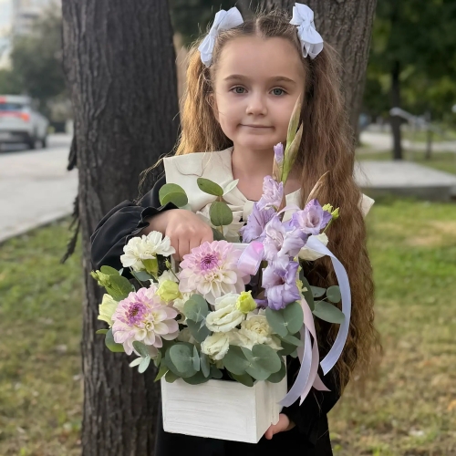 Композиция с георгинами на 1 сентября в белом ящике в Красноармейске