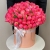 Композиция в шляпной коробке из 113 пионов Корал Шарм в Красноармейске Композиция в шляпной коробке из 113 пионов Корал Шарм в Красноармейске