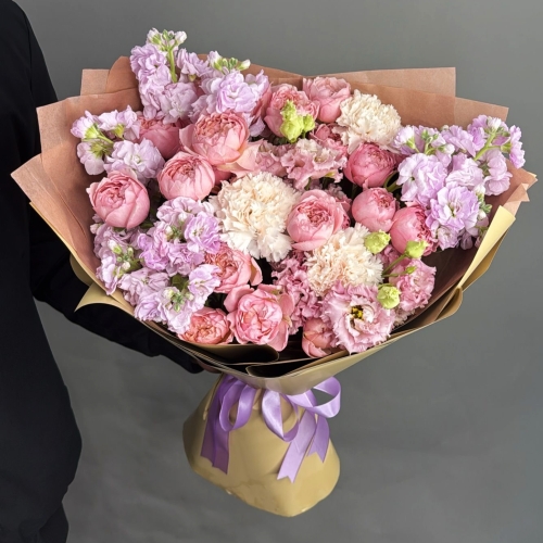 Букет "Амели" из ароматных маттиол, пионовидных кустовых роз Джульетта  эустом и диантусов в Красноармейске