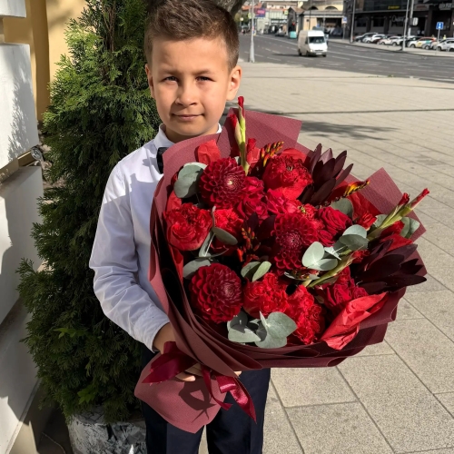 Букет с георгинами, розами и леукадендроном в Красноармейске