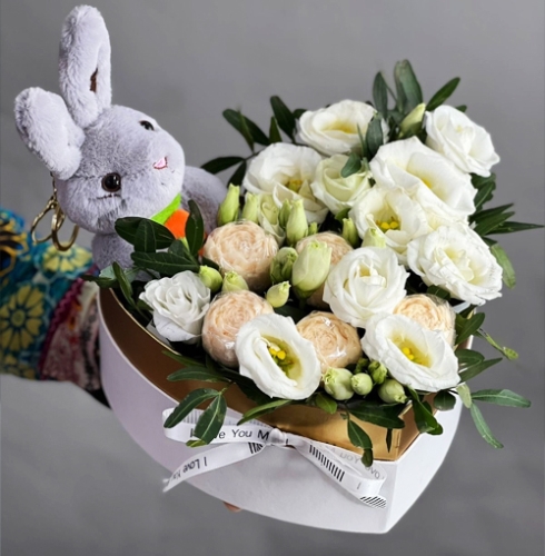 Композиция в коробке сердца из шоколадных пионов и эустом в Красноармейске