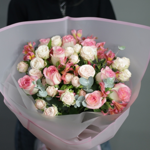 Букет "Розовый фламинго" из роз, альстромерии и эвкалипта в Красноармейске